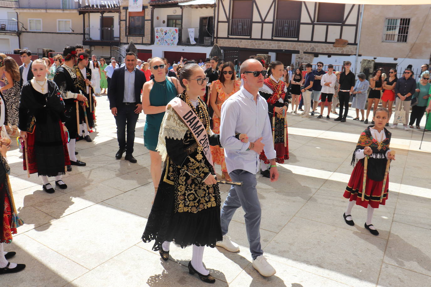 Las danzas unen a Santibáñez de la Sierra en torno a San Agustín