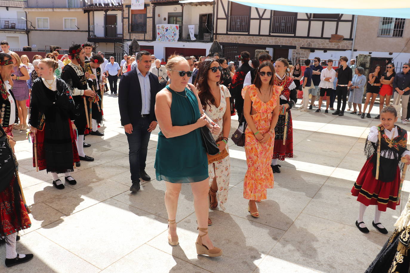 Las danzas unen a Santibáñez de la Sierra en torno a San Agustín