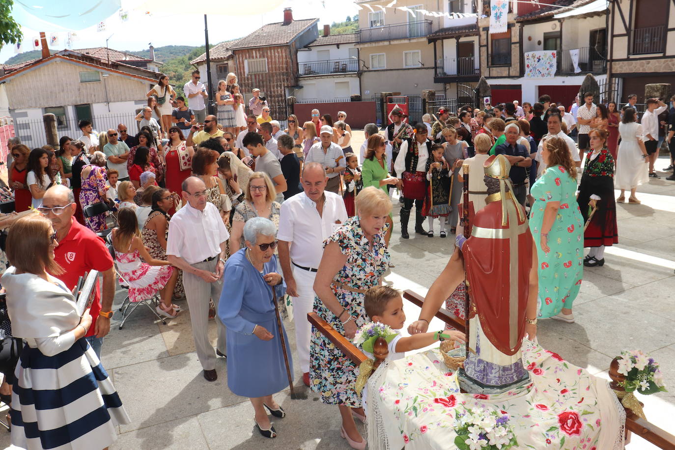 Las danzas unen a Santibáñez de la Sierra en torno a San Agustín