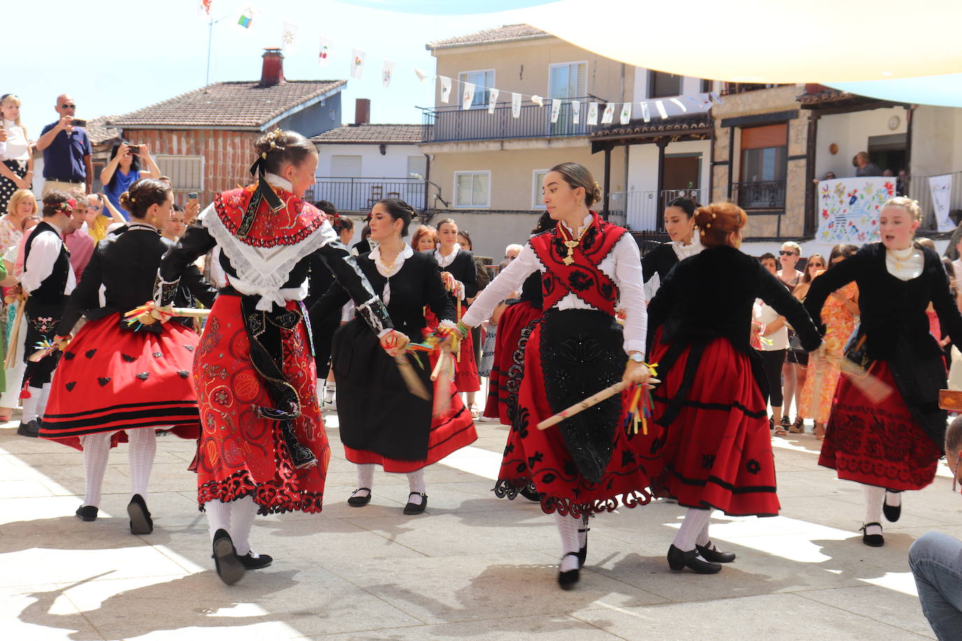 Las danzas unen a Santibáñez de la Sierra en torno a San Agustín