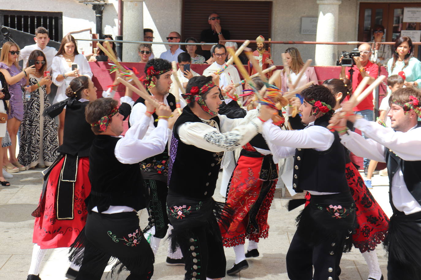 Las danzas unen a Santibáñez de la Sierra en torno a San Agustín