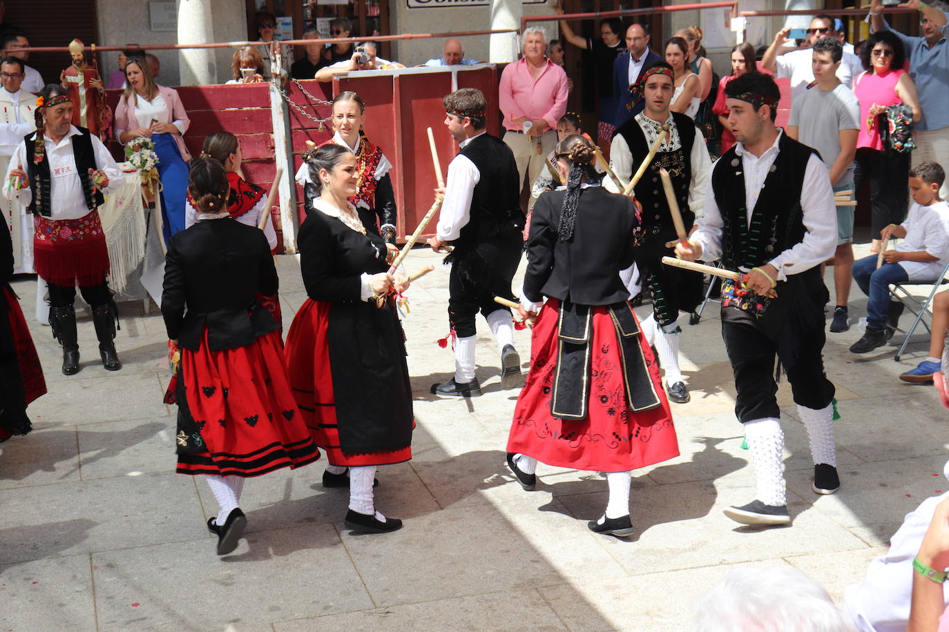 Las danzas unen a Santibáñez de la Sierra en torno a San Agustín