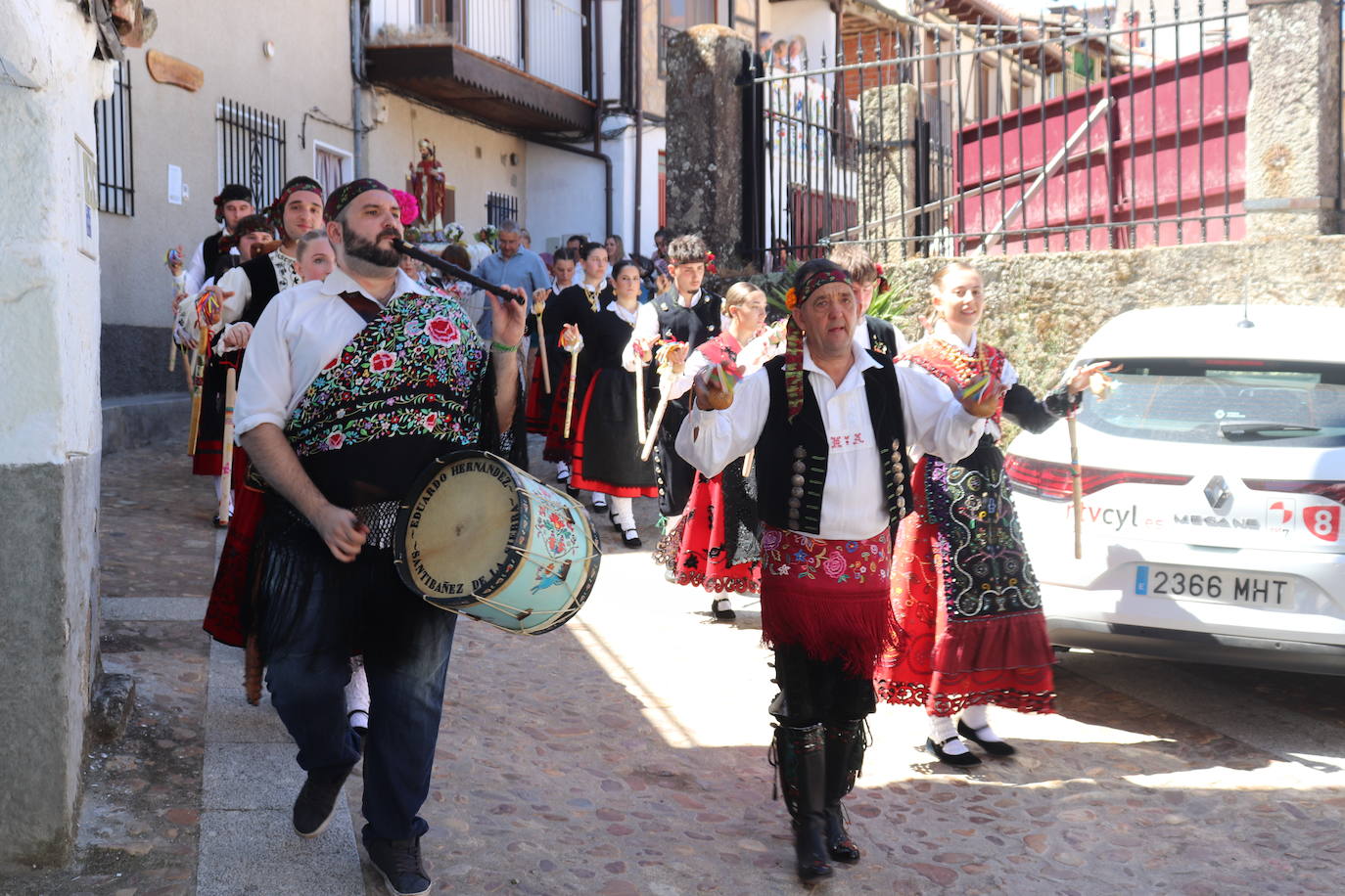 Las danzas unen a Santibáñez de la Sierra en torno a San Agustín