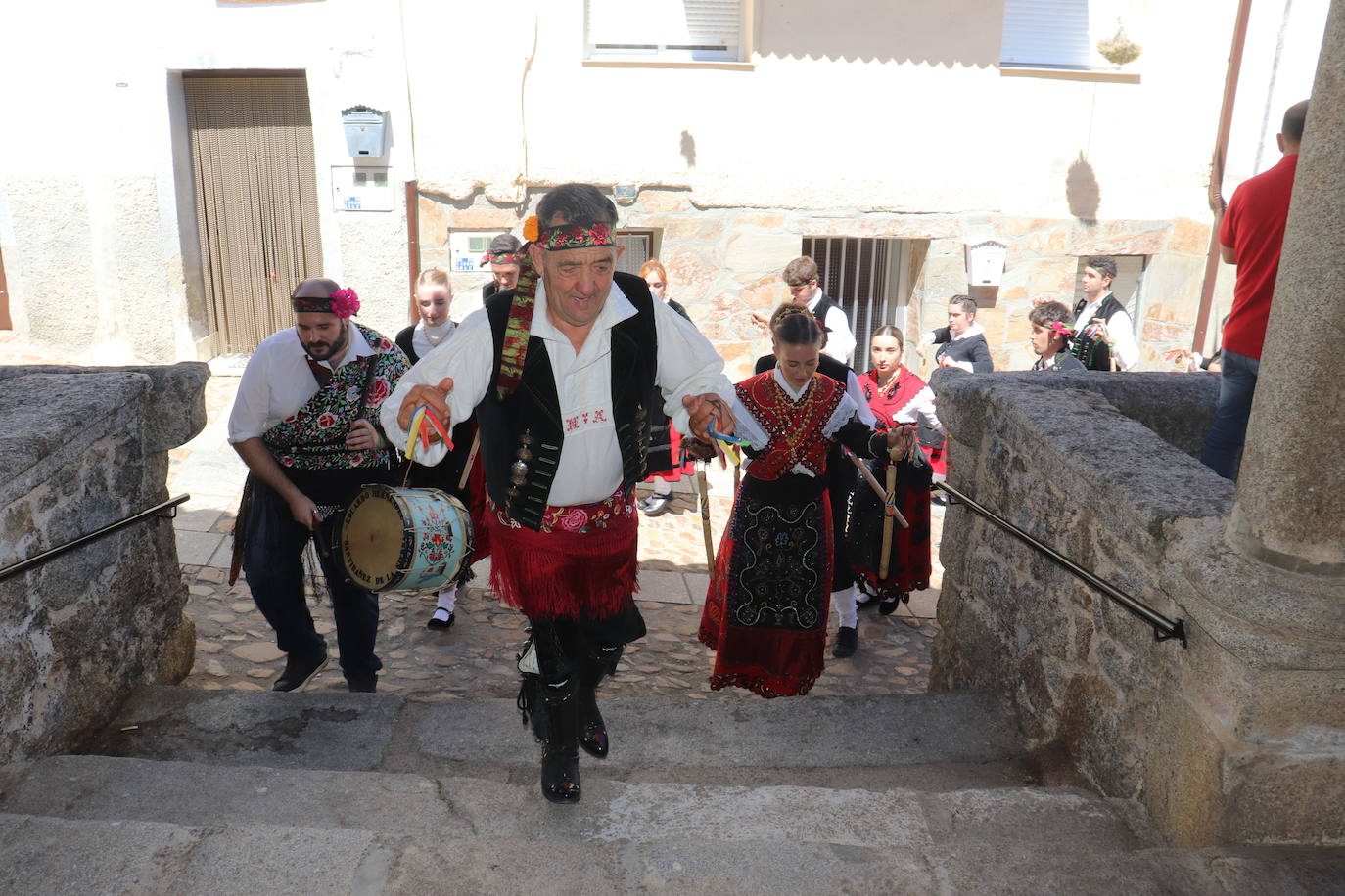 Las danzas unen a Santibáñez de la Sierra en torno a San Agustín