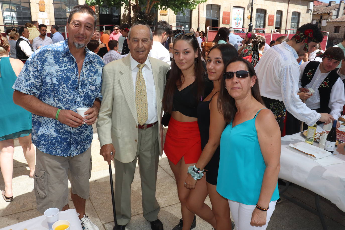 Las danzas unen a Santibáñez de la Sierra en torno a San Agustín