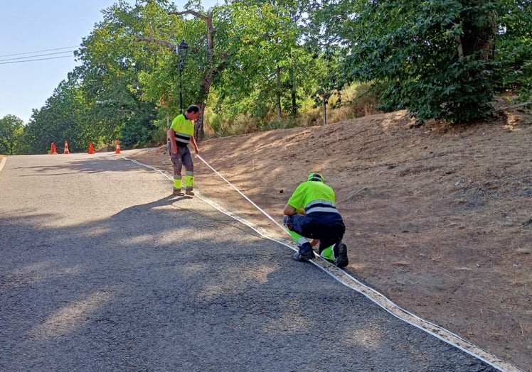 Imagen de las tareas de remarcación de las señales viales en el paraje de El Castañar.