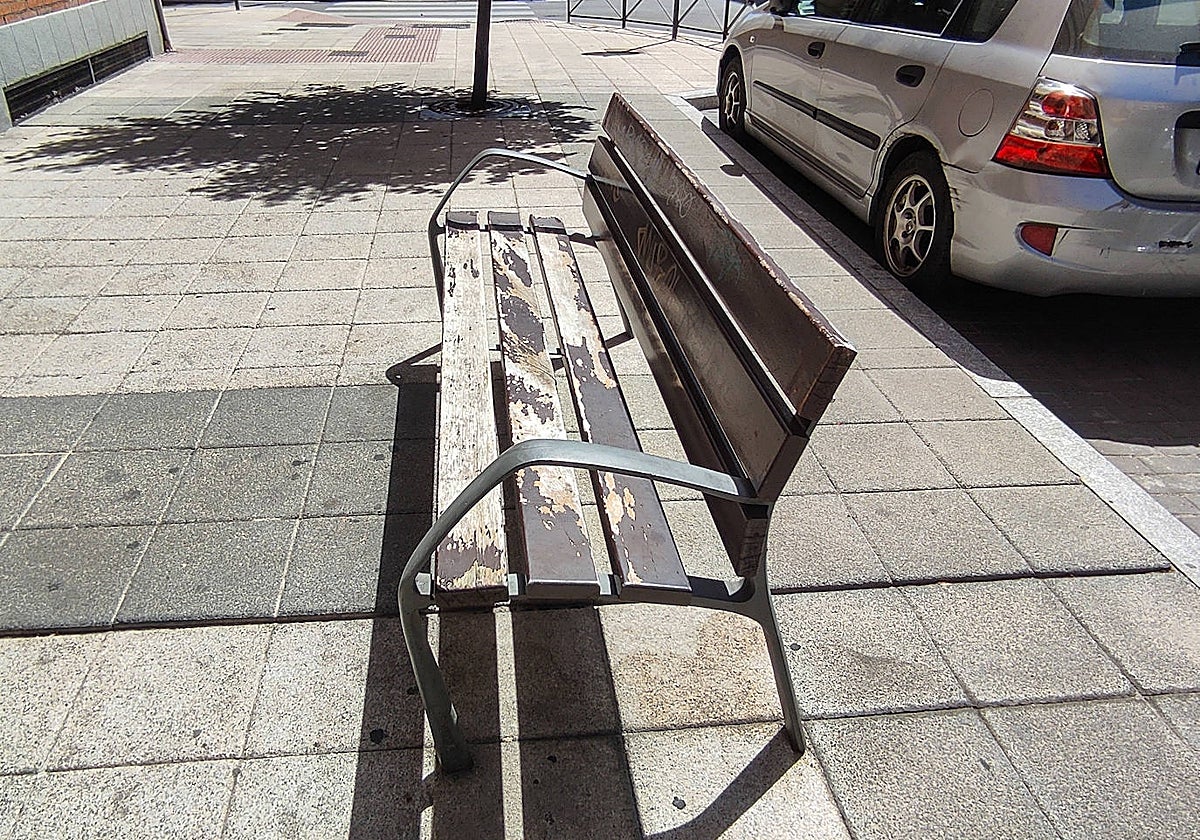 Un banco en mal estado en la calle Juan Picornell, objeto de Foto Denuncia en LA GACETA