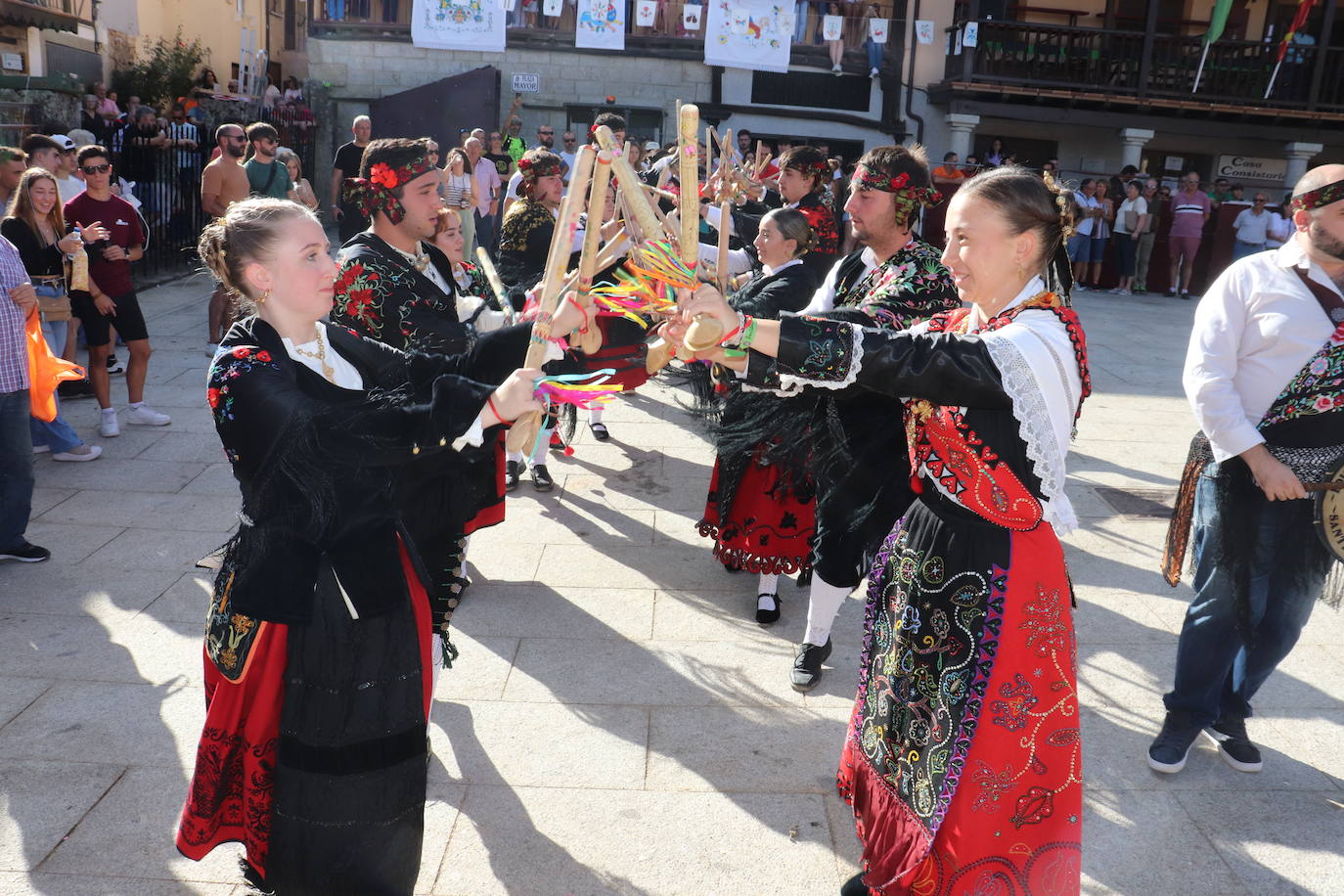 Los toros y la tradición despiden la fiesta en Santibáñez de la Sierra