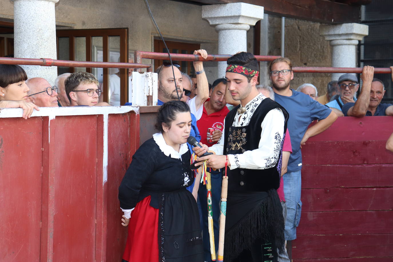 Los toros y la tradición despiden la fiesta en Santibáñez de la Sierra