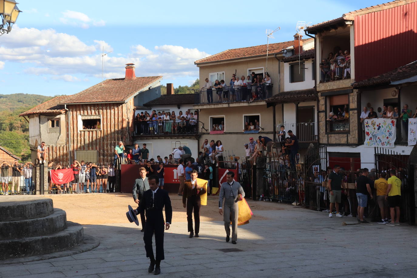 Los toros y la tradición despiden la fiesta en Santibáñez de la Sierra