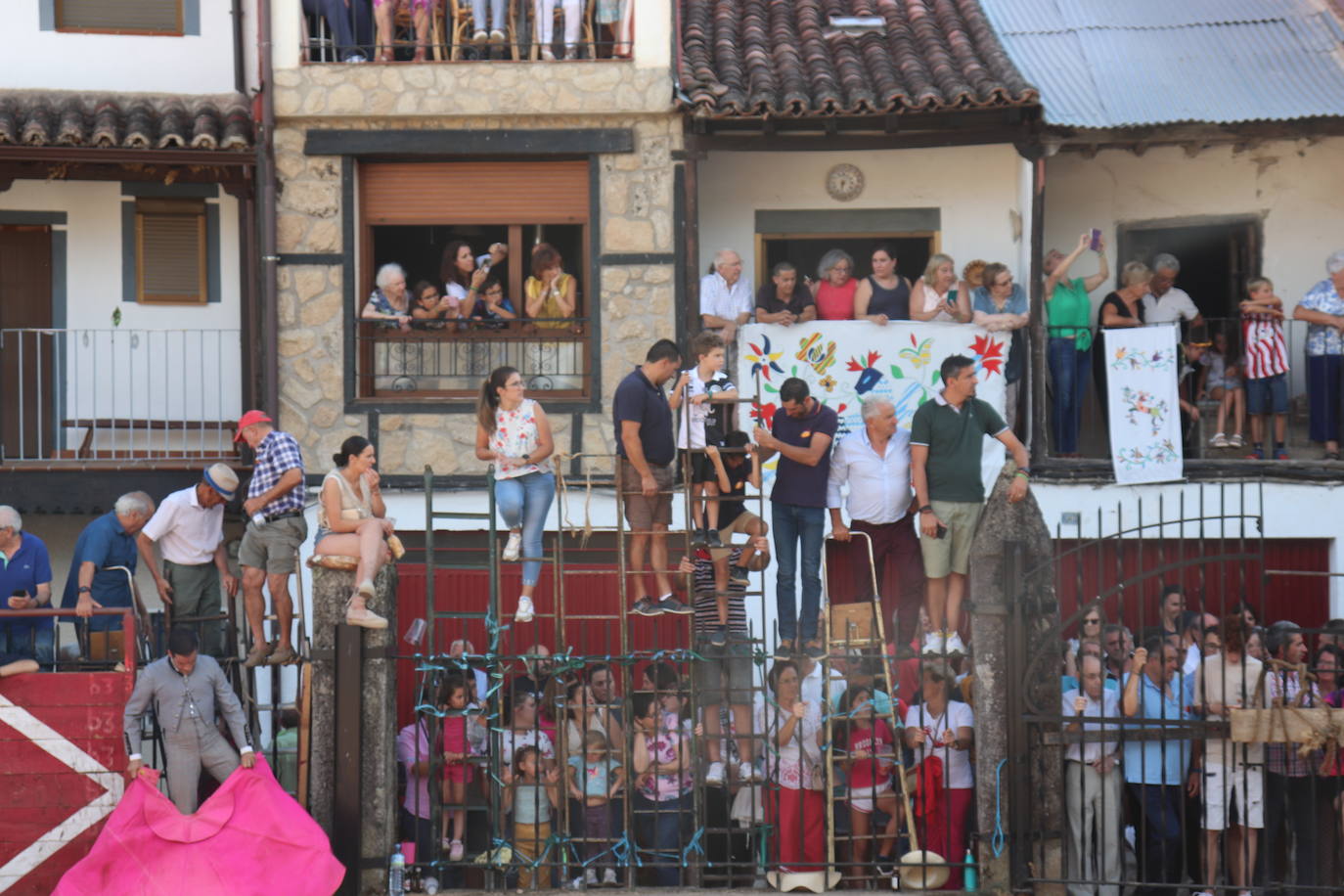 Los toros y la tradición despiden la fiesta en Santibáñez de la Sierra