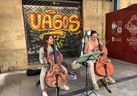 Las salmantinas Lucía y Jara tocando en las calles salmantinas.