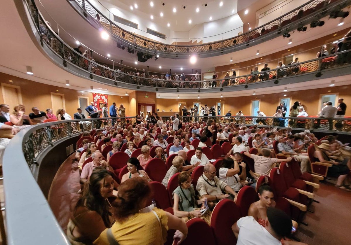 El público llenó el Teatro Nuevo «Fernando Arrabal» durante la XXVI Feria de Teatro de Castilla y León en Ciudad Rodrigo