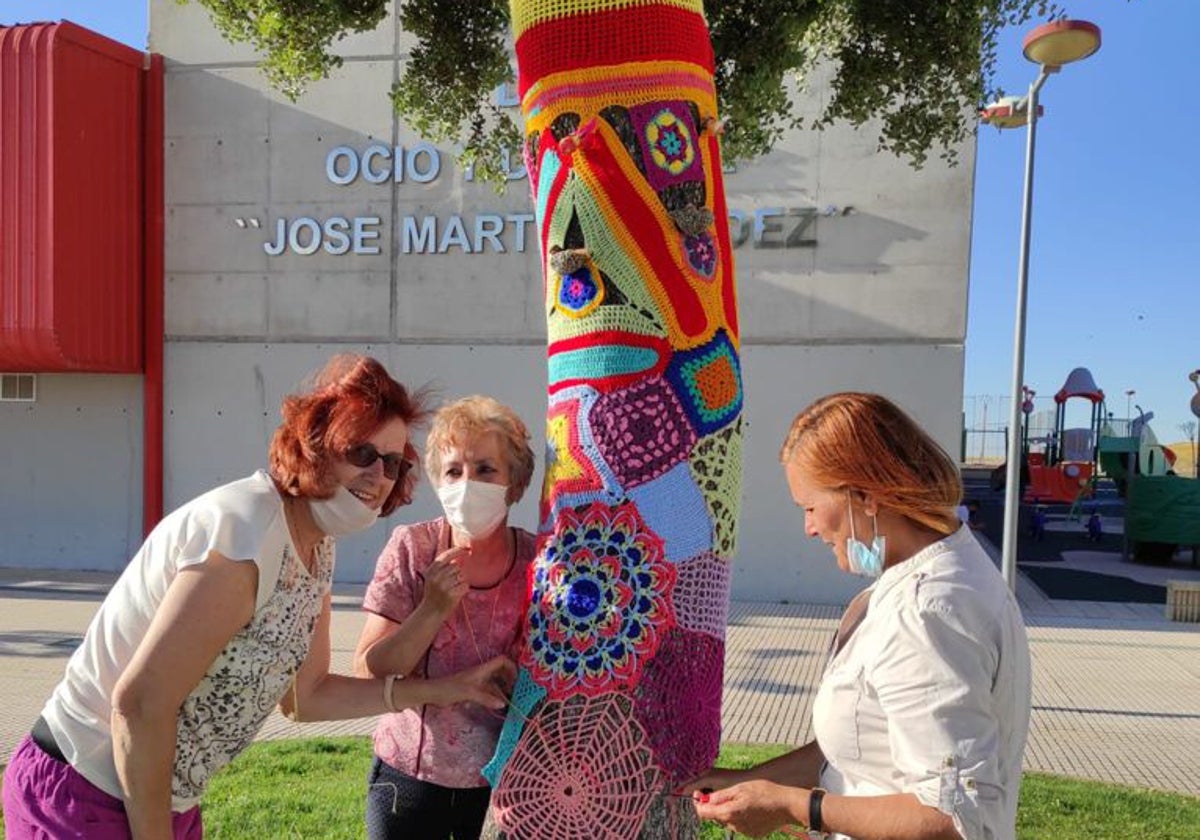 Alumnas participando en el taller de crochet y decorando algunos árboles del municipio