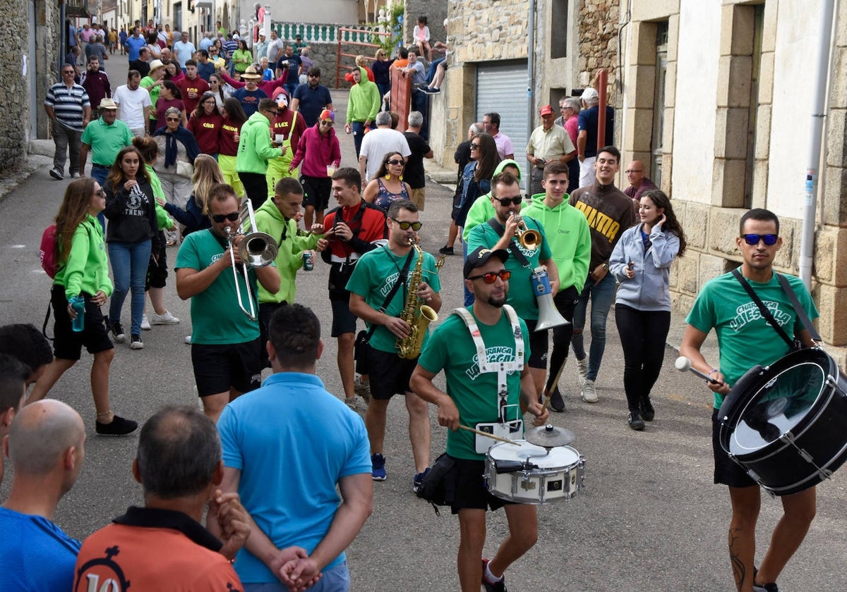 Pereña vibra entre carrozas y encierros