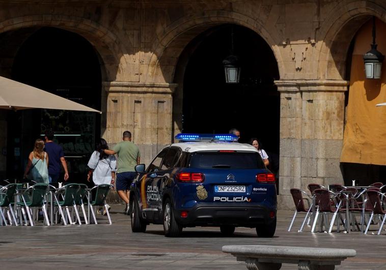 Una mujer amenaza con un cuchillo al camarero de un bar en plena Plaza Mayor