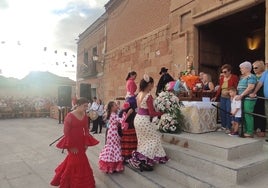 Ofrenda floral a la Virgen de la Vega en Villoria en 2022.