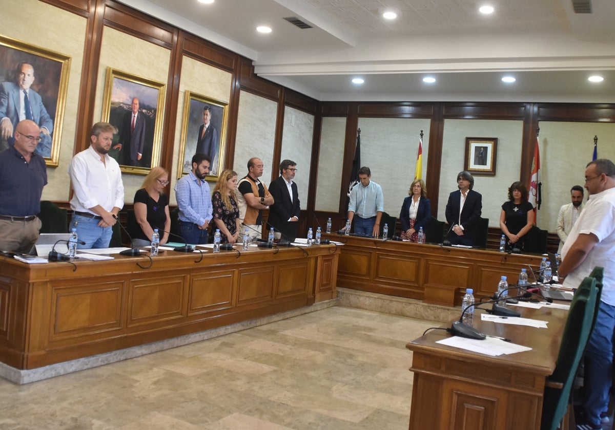 Imagen del minuto de silencio en el salón de plenos del Ayuntamiento de Béjar