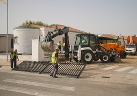 Los operarios trabajan en la mejora de la seguridad en el acceso al colegio de Castellanos.