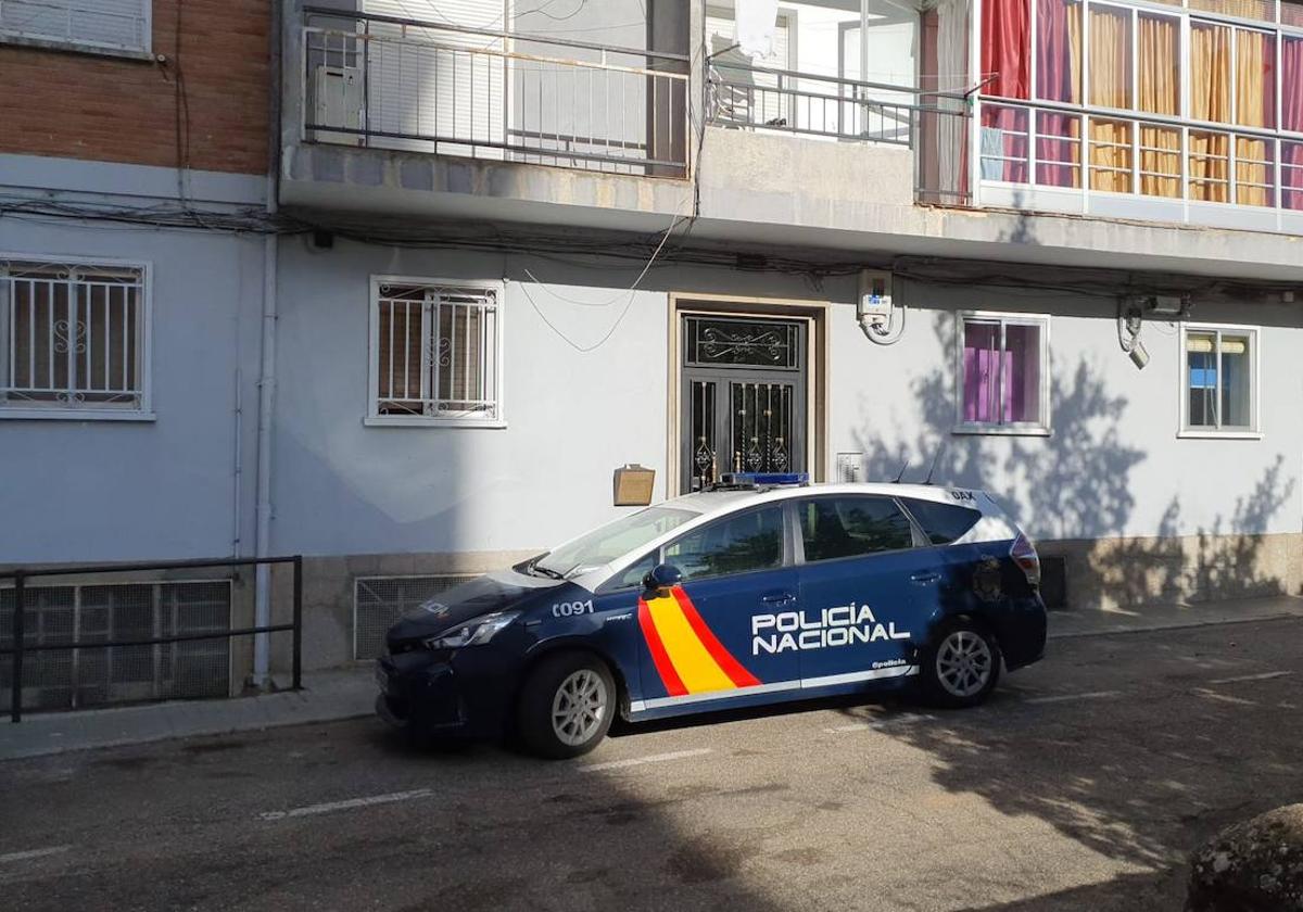 Un vehículo de la Policía Nacional en el lugar de los hechos.