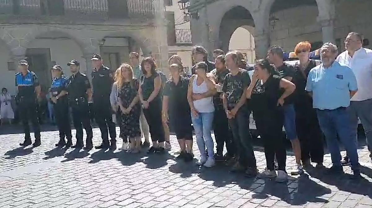 Emocionante minuto de silencio en homenaje a la vecina de Béjar asesinada a manos de su pareja