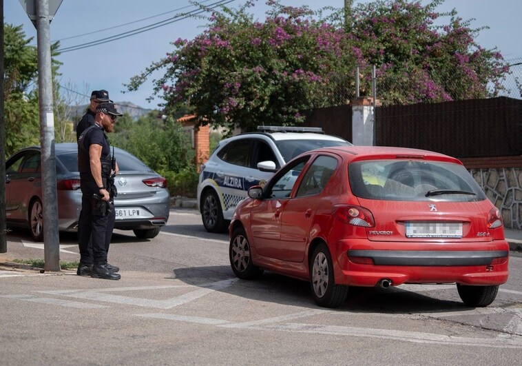 Un policía retirado se atrinchera con su exmujer, la mata y se suicida en Alzira