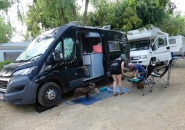 Dos turistas extranjeros en un camping salmantino.