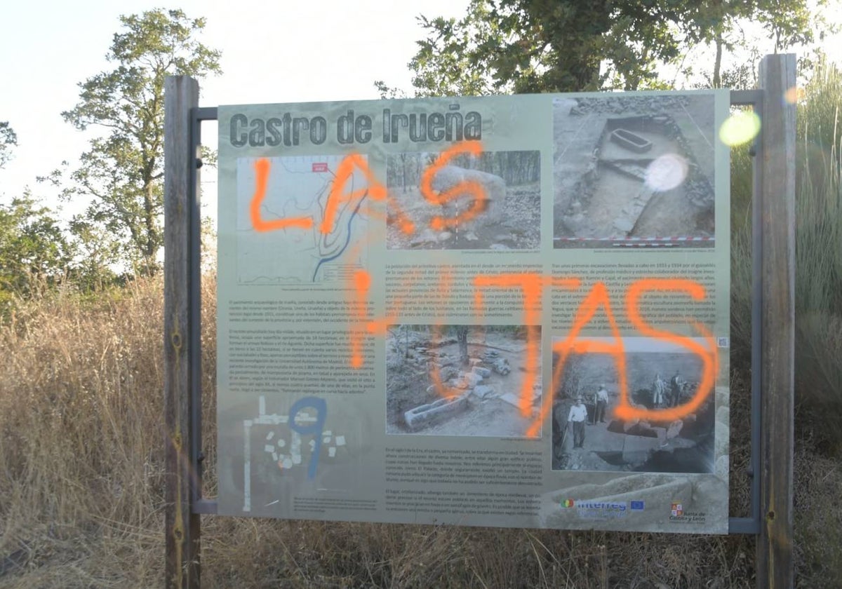 Panel informativo del yacimiento arqueológico dañado con las pinturas denunciadas por la asociación «Amigos del Castro de Irueña» de Fuenteguinaldo.