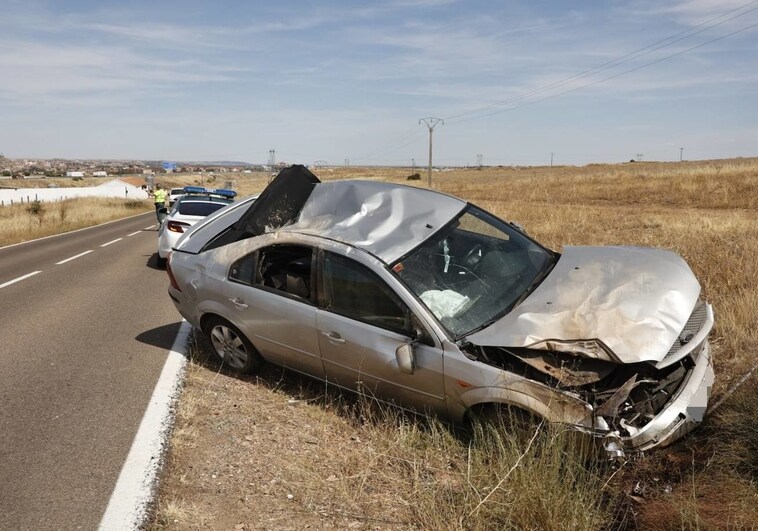 Los Bomberos rescatan a una mujer tras volcar su coche en la carretera de Matilla