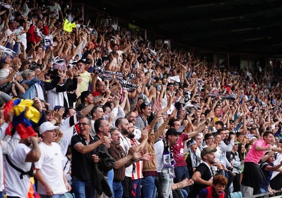 Aficionados del Salamanca en el choque ante el Sant Andreu.