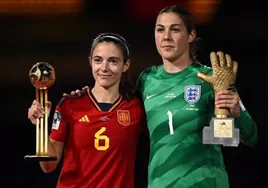 Aitana Bonmatí con la portera inglesa recibiendo los premios a mejor jugadora y mejor portera del mundial.