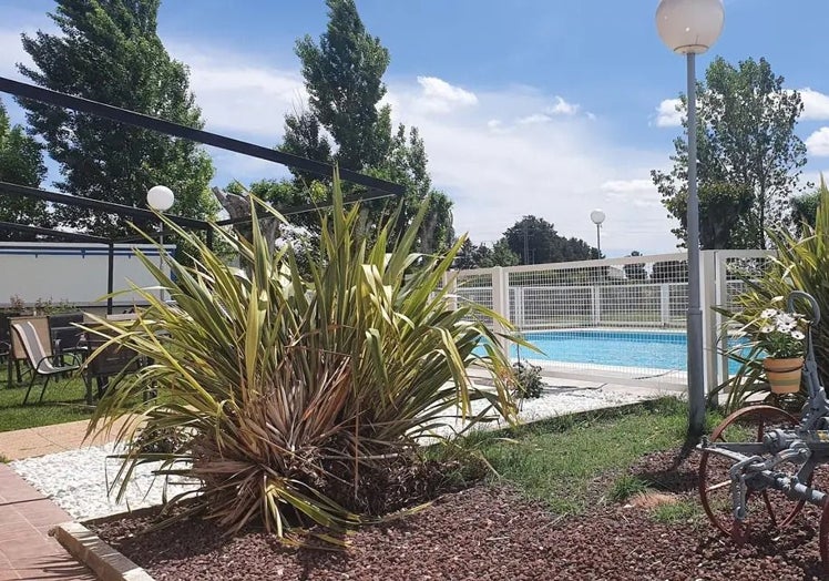 Piscina del jardín Hostal Restaurante Carolina