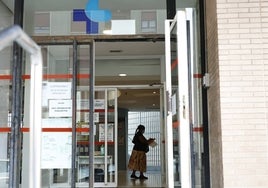 Una mujer, en el interior del centro de salud de Salamanca situado en Garrido Norte.