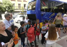 Los niños saharauis despidiéndose de sus familias de acogida.