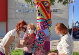 Alumnas participando en el taller de crochet y decorando algunos árboles del municipio