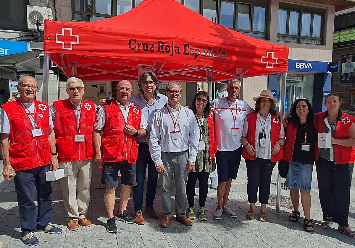 El alcalde ha acompañado a integrantes y voluntarios de Cruz Roja en el Día de la Banderita.