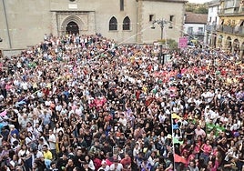 Lleno en la plaza Mayor de Béjar para disfrutar del pregón de la artista Anabel Alonso