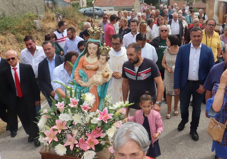 Imagen principal - Imagen de la talla de la Virgen del Rosario en la procesión de su fiesta celebrada el 8 de septiembre del año pasado.