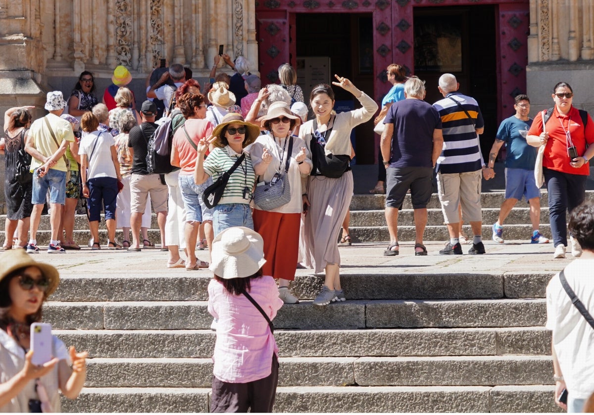 Turistas asiáticas a las puertas de la Catedral.