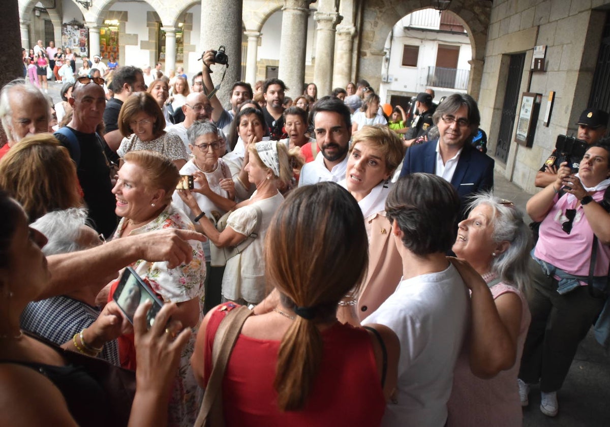 La actriz Anabel Alonso bajó a la plaza Mayor para hacerse la foto con el público que la estaba esperando.