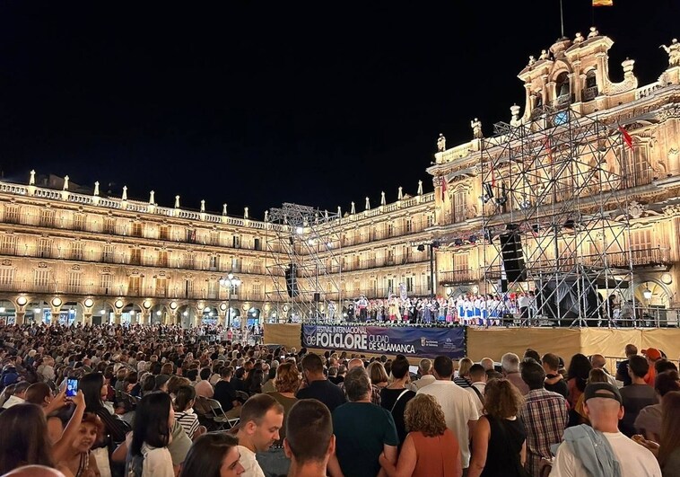 La Plaza Mayor, llena este viernes por el III Festival Internacional de Folclore.