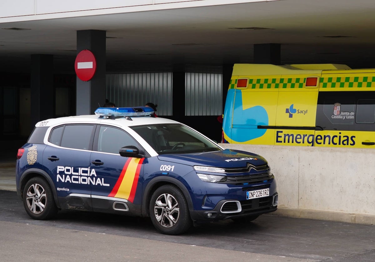 Una patrulla de la Policía Nacional en el Hospital.