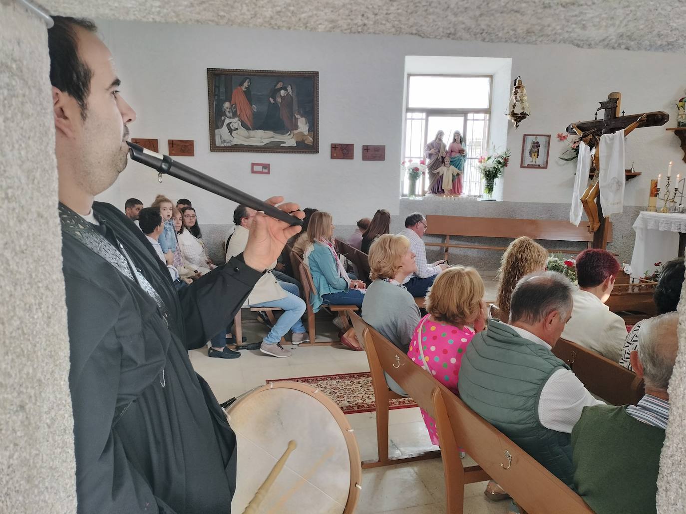 San Medel: acaba la misa y deja de llover para que el Cristo del Amparo bendiga los campos