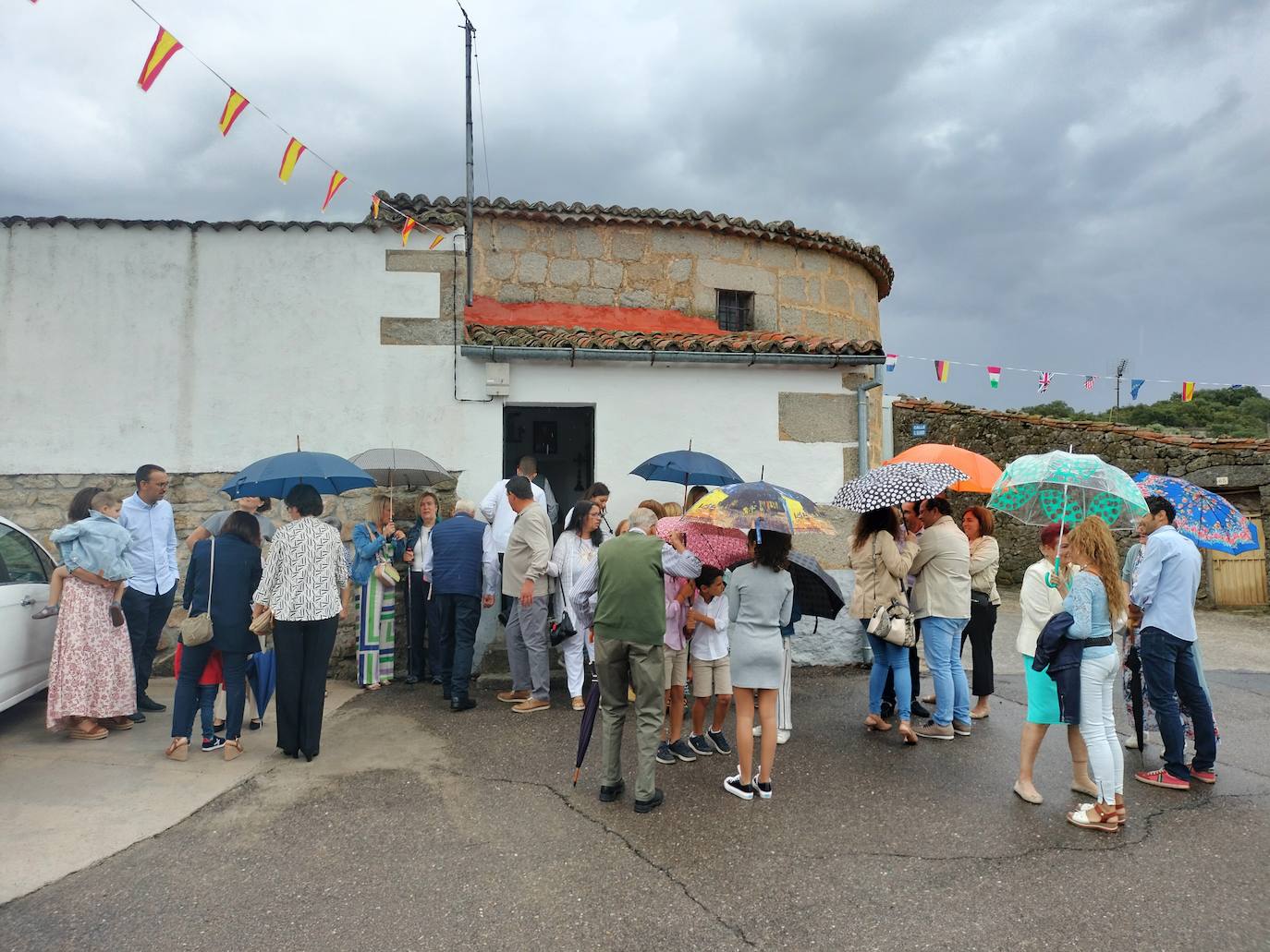 San Medel: acaba la misa y deja de llover para que el Cristo del Amparo bendiga los campos