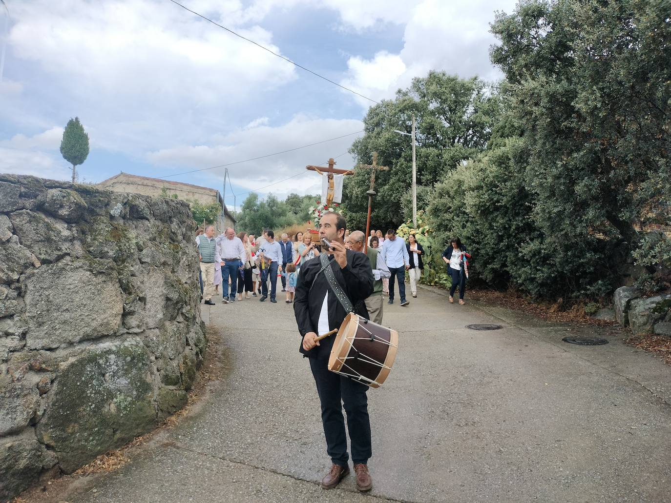 San Medel: acaba la misa y deja de llover para que el Cristo del Amparo bendiga los campos