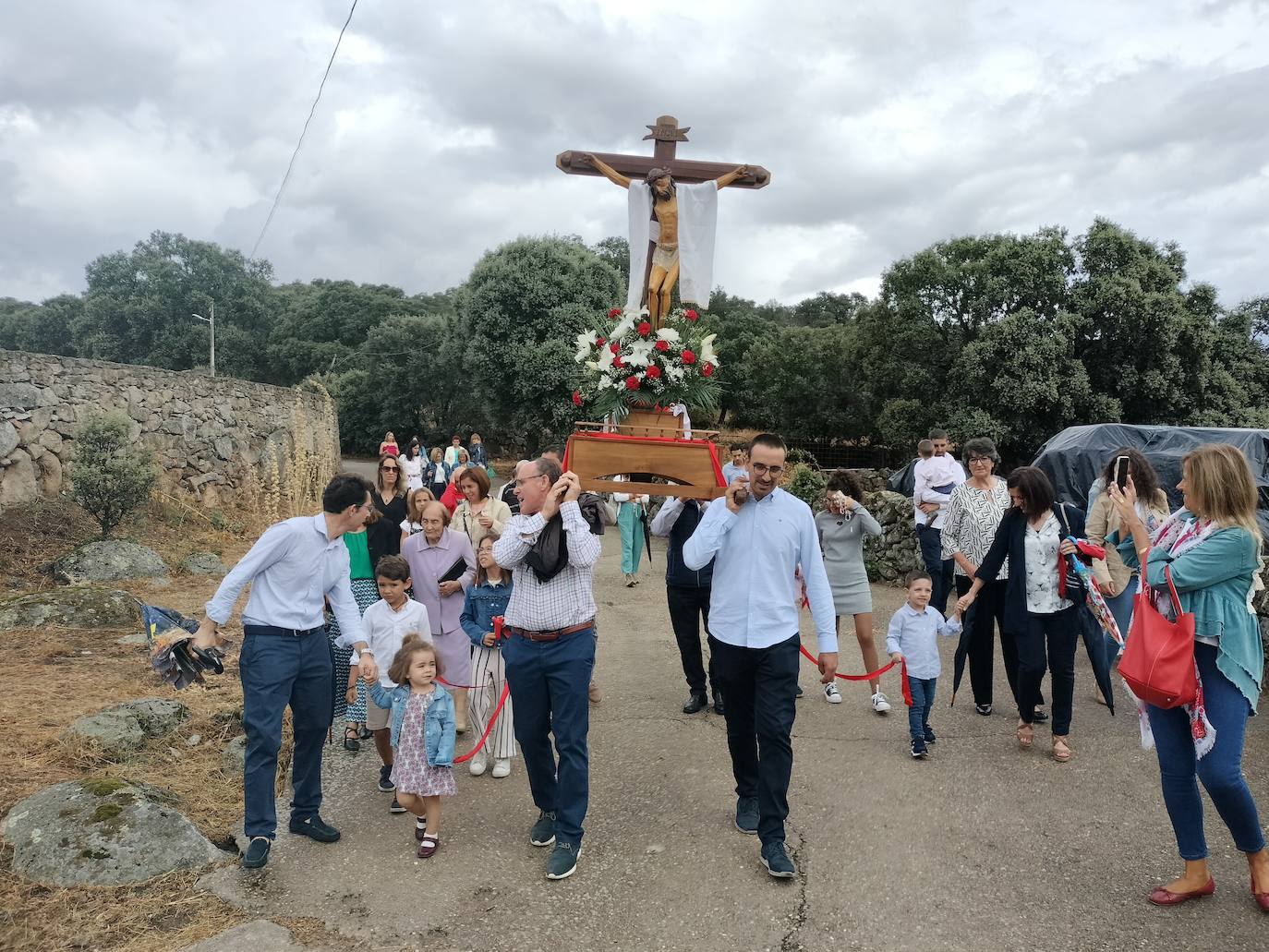 San Medel: acaba la misa y deja de llover para que el Cristo del Amparo bendiga los campos