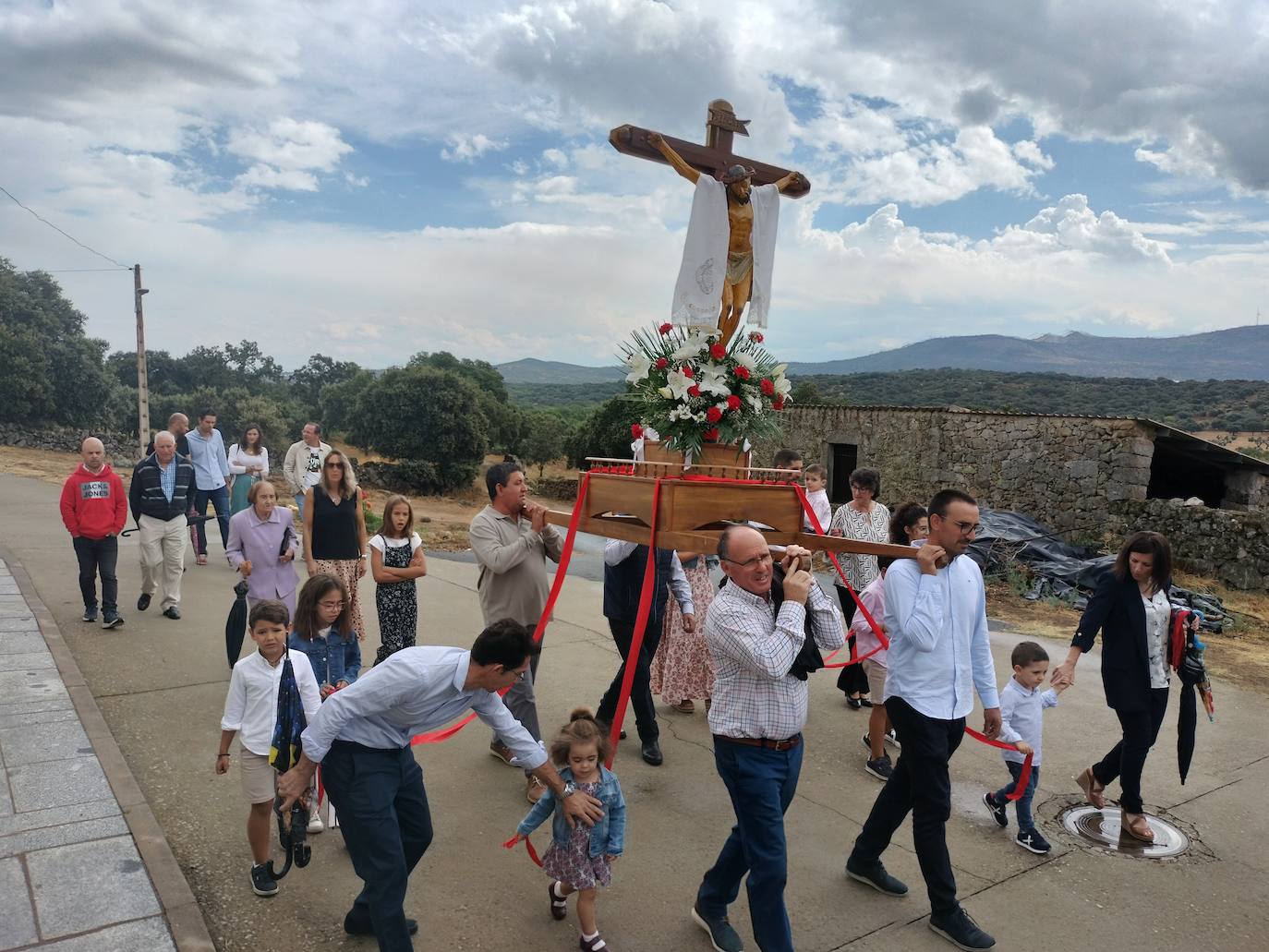 San Medel: acaba la misa y deja de llover para que el Cristo del Amparo bendiga los campos