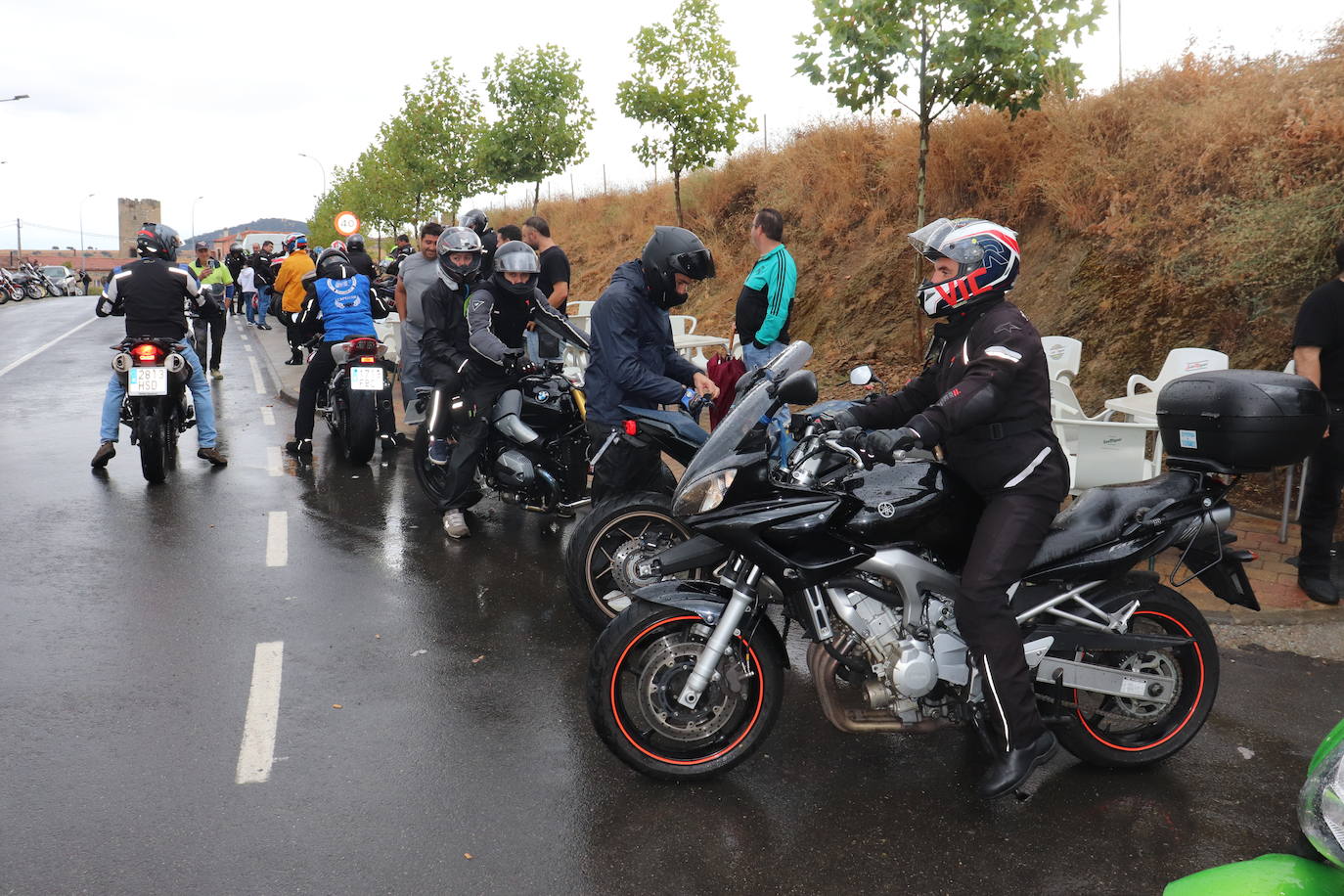 La lluvia no puede con las motos en Cespedosa de Tormes