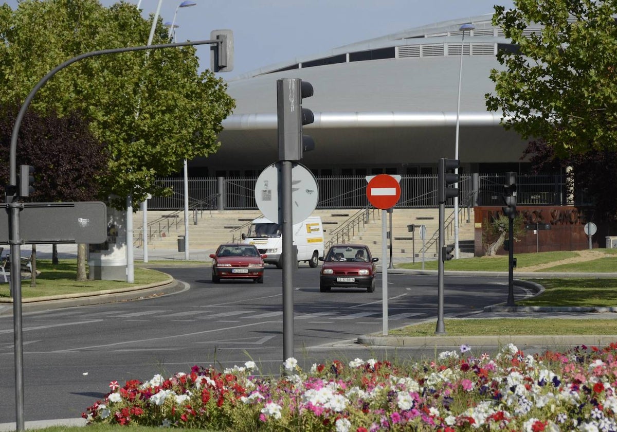 Trasladan al Hospital a la conductora de un patinete tras un choque con un coche en la rotonda del Multiusos