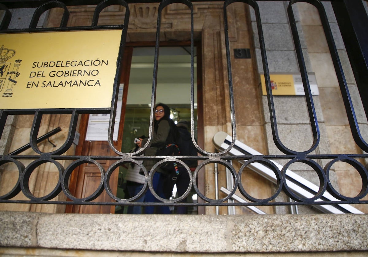 Entrada a la Subdelegación del Gobierno.